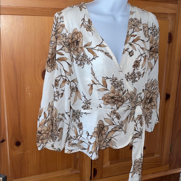 White & Brown Floral Top π€π€ - Picture 4 of 12